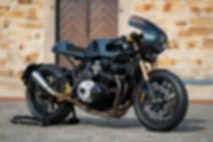 Tampak samping modifikasi motor Honda CB900F cafe racer dari Jerman.
