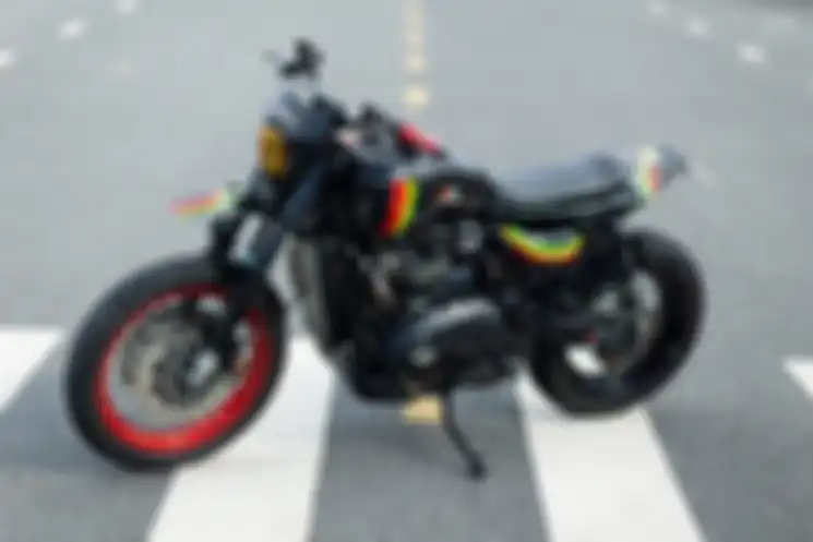 Tampak samping Triumph Street Twin yang sudah dimodifikasi.