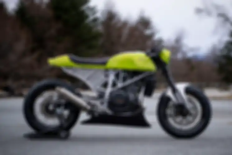 KTM Duke 690 cafe racer dilihat dari sisi kanan.