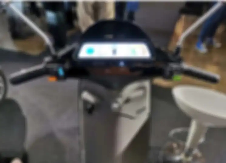 Panel instrumen full digital terdapat pada motor listrik Blueshark R1.