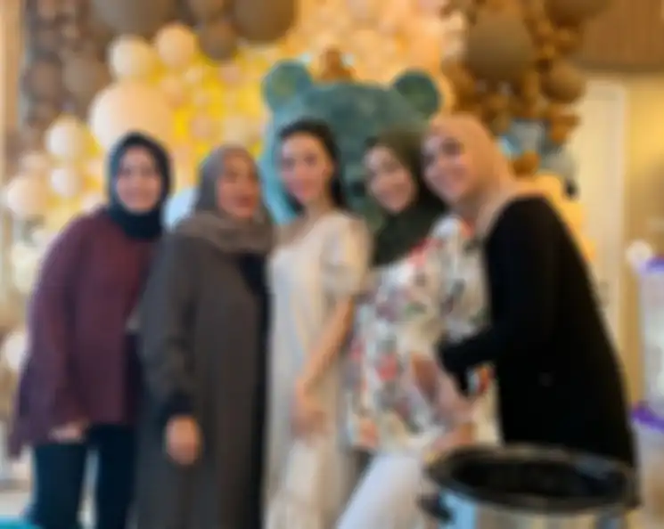 Potret kedekatan Zaskia Gotik dengan mertua dan saudari-saudari barunya.