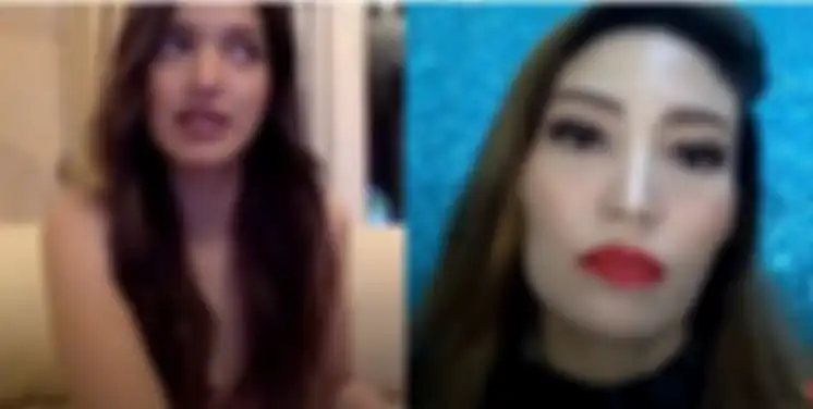 Nia Ramadhani saat bercerita kepada Ayu Dewi tentang pertengkarannya dengan Ardi Bakrie