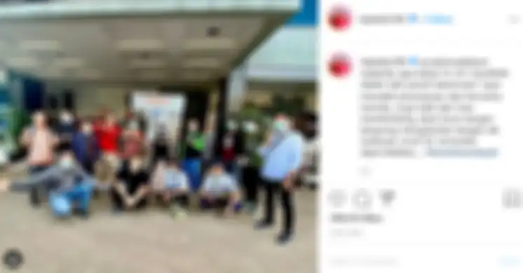 Ria Ricis bersama rekan-rekannya memberikan bantuan