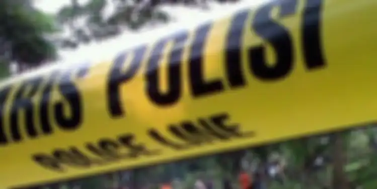 Pulang bertugas, seorang polisi menembak istri dan anggota TNI di dalam kamar, karena diduga berslingkuh.