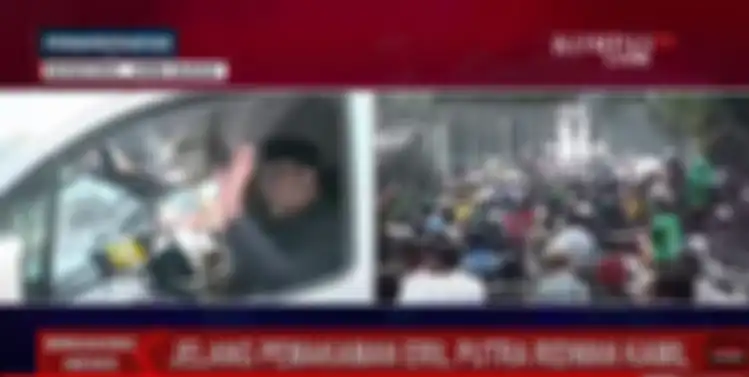 Ridwan Kamil lambaikan tangan sebagai terimakasih atas dukungan warga atas kepergian anak sulungnya