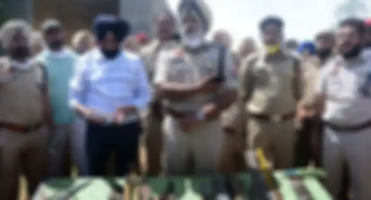 Polisi diserang sekelompok orang di India.