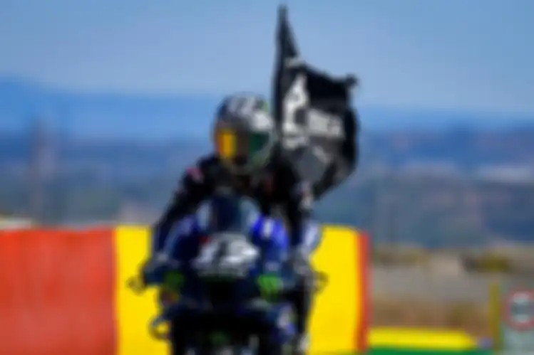 Maverick Vinales membawa bendera hitam di MotoGP Aragon 2020