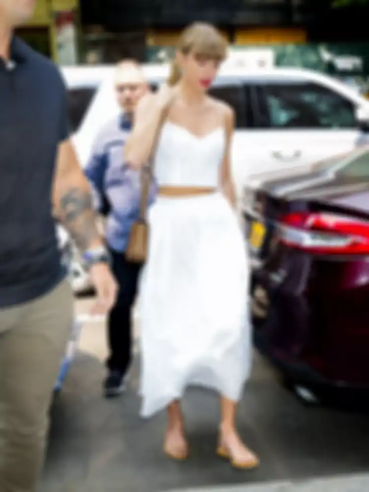 Outfit liburan akhir tahun 2023 ala Taylor Swift