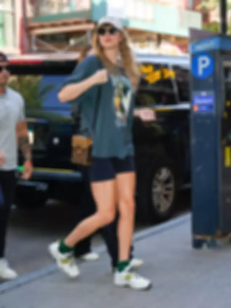 Outfit liburan akhir tahun 2023 ala Taylor Swift