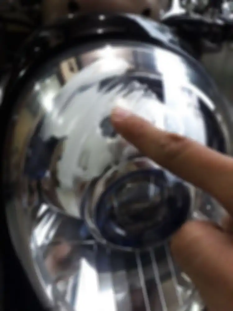 Oleskan pasta gigi ke headlamp secara merata
