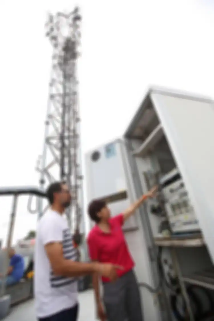 XL Axiata, Yessie D. Yosetya dan Group Head Service Operation XL Axiata, Muhammad Farooq mengecek salah satu BTS XL Axiata di Duri Kosambi, Jakarta Barat pasca banjir di Jabodetabek,  Jumat (3/1)