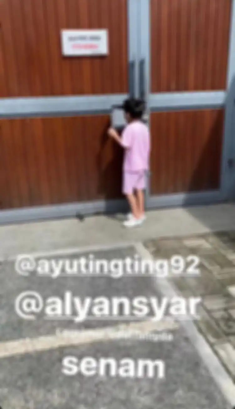 Tulisan di pagar rumah Ayu Ting Ting