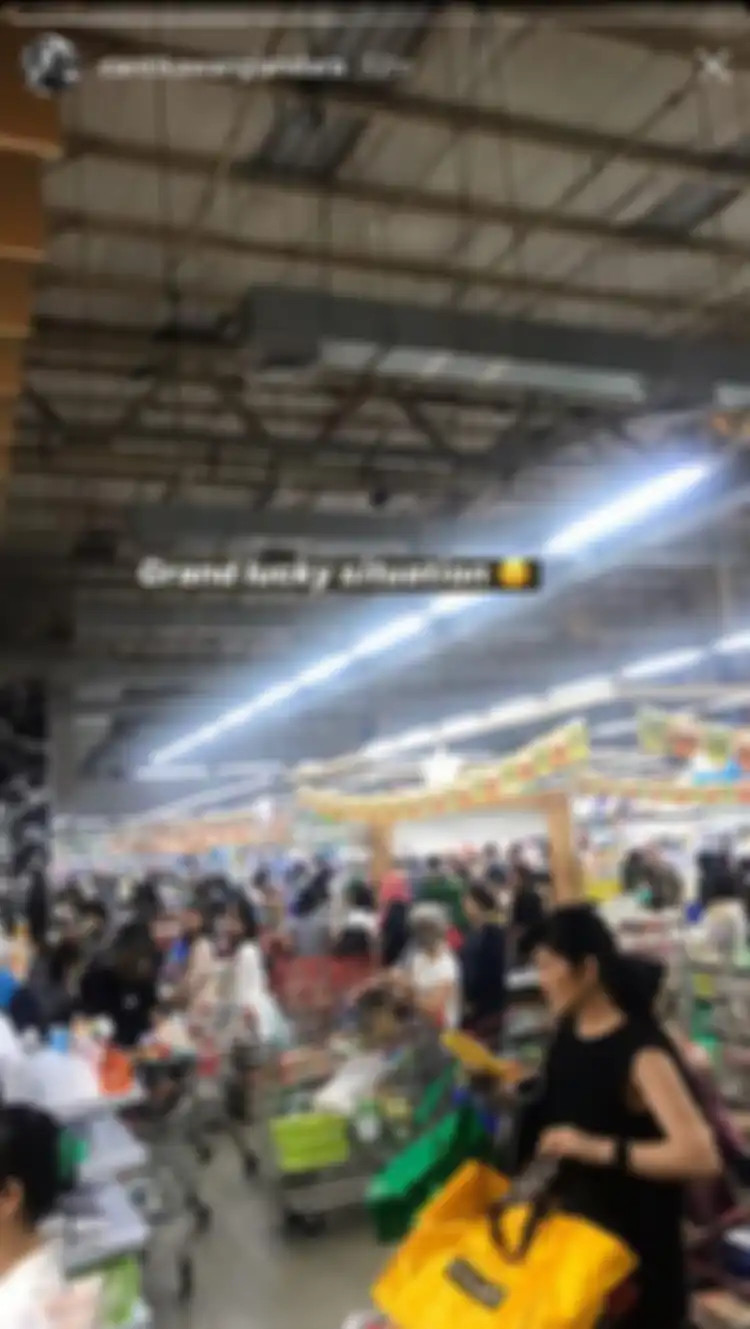 Antrian mengular di supermarket menyusul isu virus corona