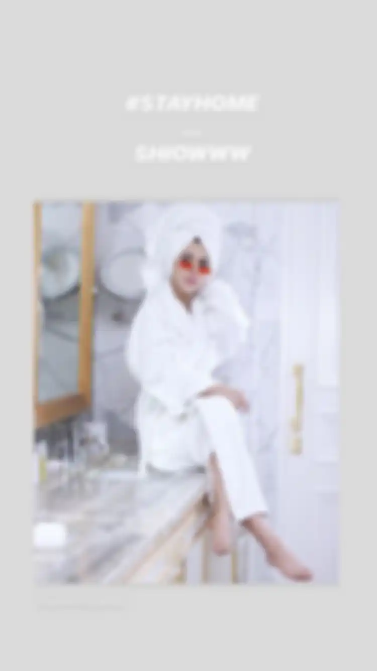 Syahrini tampil seksi pakai jubah mandi atau bathrobe bernuansa warna putih