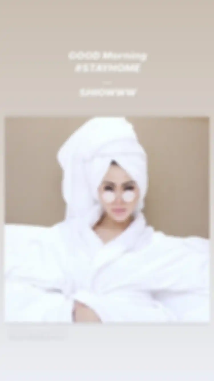 Syahrini kenakan makeup flawless lengkap dengan riasan mata smokey eyes