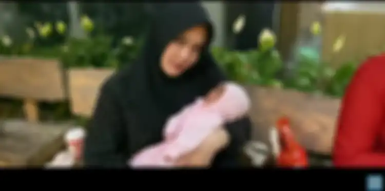 Putri Delina dan adik tirinya (anak Lina)