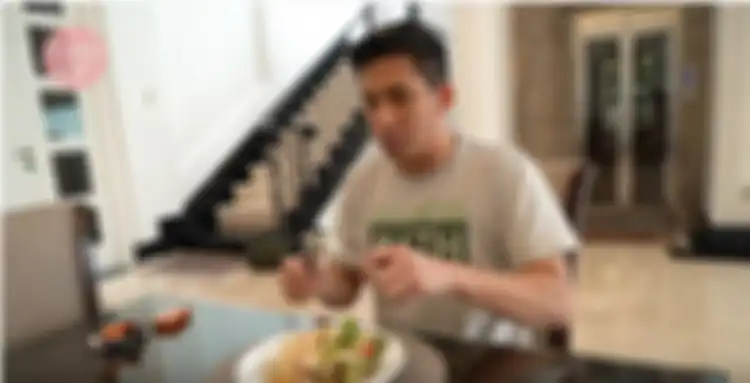 Ruang makan dan lift di rumah Nindy