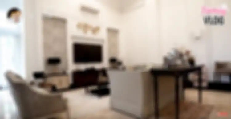 Ruang keluarga di rumah Nindy