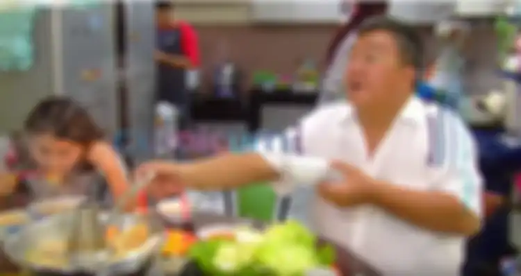 Ruang makan di rumah orang tua Sarwendah