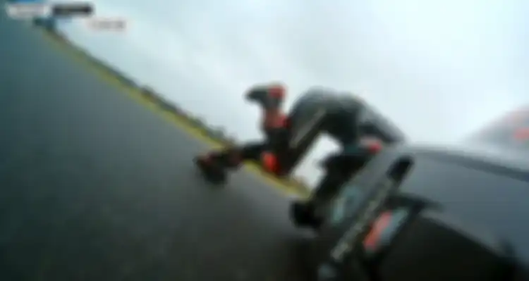 Posisi kaki kiri Fabio Quartararo jatuh lebih dulu menghujam aspal di tikungan 6 sirkuit Phillip Island saat FP1 MotoGP Australia 2019