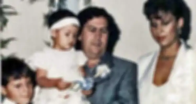 Pablo Escobar bersama Victoria Henao dan kedua anaknya