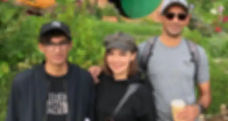 Izzat Assegaf dan ibunya, Najwa Shihab dan ayahnya
