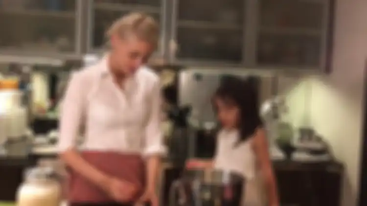 Istri dan Anak Daniel Mananta Memasak Bersama