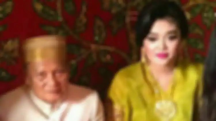 A Tajuddin Kammisi (72) dan  Andi Fitri (25) saat menikah.