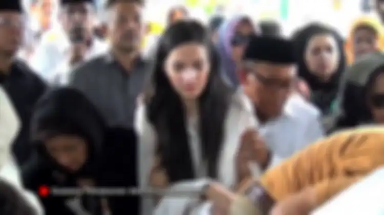 Nia tak berhenti menangis saat memakamkan sang ayah