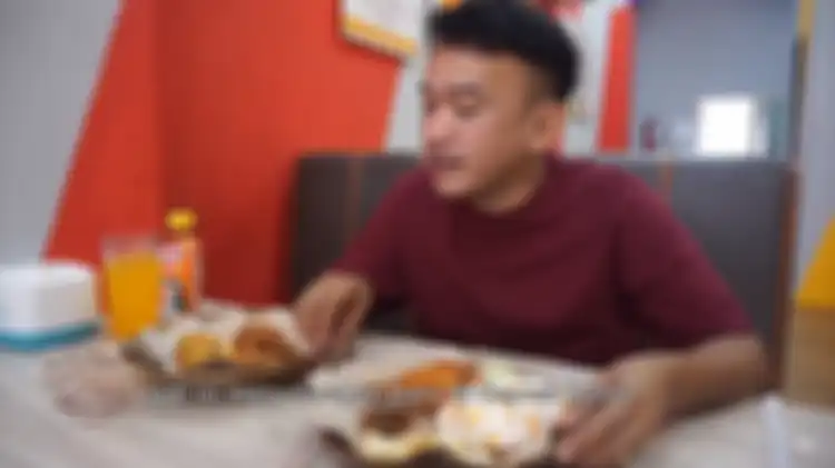 Ruben Onsu Sarapan dengan Menu Baru Geprek Bensu