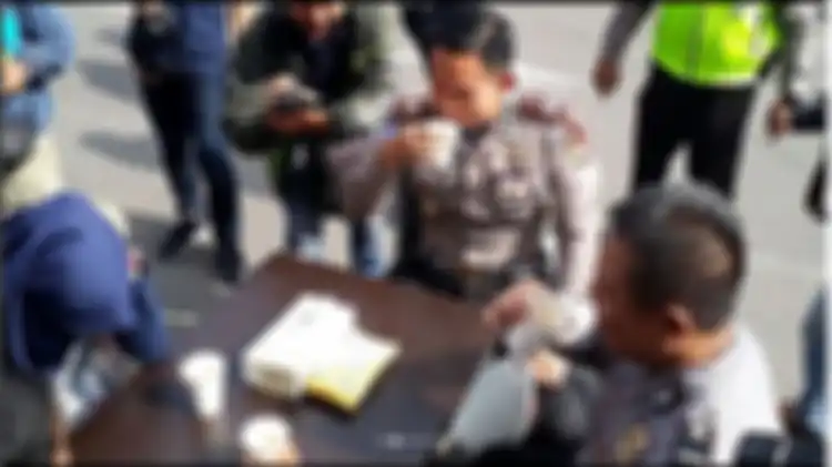 Polres Garut ajak pelanggar ngopi bersama di Operasi Keselamatan Lodaya 2018