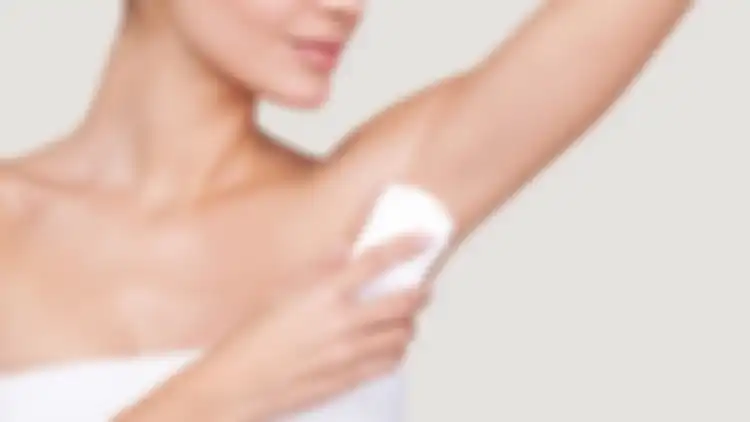 ilustrasi memakai deodorant