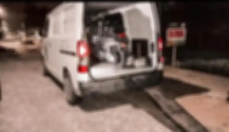 Daihatsu Gran Max tipe Blind Van juga sering dijadikan mobil storing motor