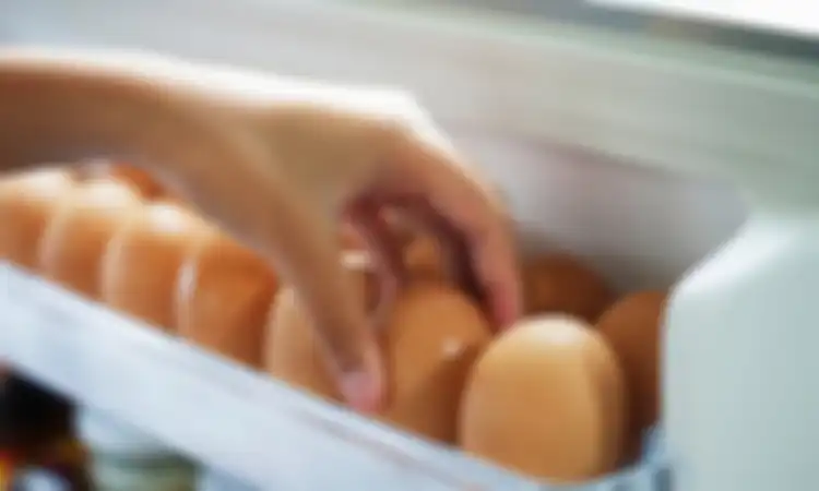 Kebiasaan menyimpan telur di kulkas ternyata dapat merenggut nyawa keluarga kita. Jadi stop kebiasaan buruk ini. 