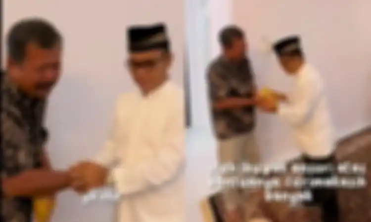 Haji Faisal berikan segepok uang untuk Pak Ansori.