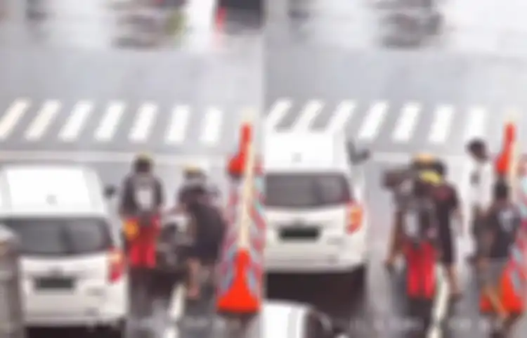 Viral video mobil senggol emak-emak di lampu merah hingga terjatuh