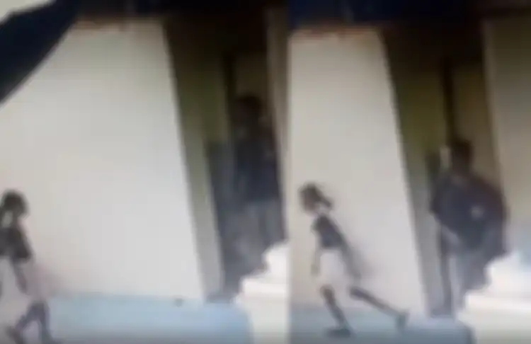 Detik-detik, pria pedofil lecehkan bocah perempuan di toilet sebuah tempat ibadah