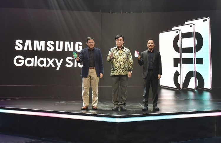Denny Galant, Head of IT & Mobile Product Marketing PT SEIN JaeHoon Kwon, President Samsung Electronics Indonesia; dan Bernard Ang, IT & Mobile Business Vice President PT SEIN meresmikan kehadiran seri Samsung Galaxy S10 di Indonesia
