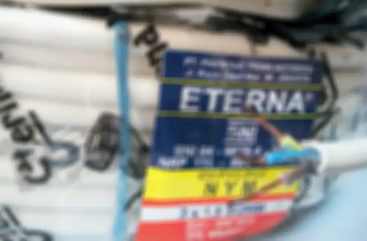 Kabel jenis NYM memiliki lapisan isolasi PVC dua lapis, sehingga tingkat kemanannya lebih baik dibanding kabel jenis NYA.