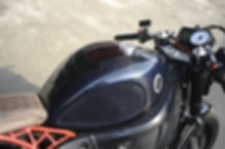 Tangki mungkin terlihat besar, tapi kapasitasnya hanya sekitar 9 liter karena ada airbox di bawahnya