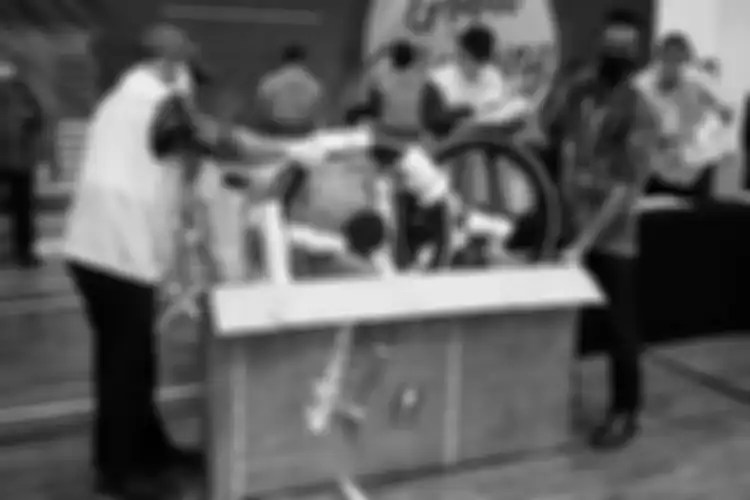 Sepeda road bike merek Specialized S-Works sebagai barang bukti ditunjukkan saat penyampaian keterangan terkait kasus dugaan suap perizinan budidaya lobster tahun 2020 di Gedung KPK, Kamis (26/11/2020) dini hari.