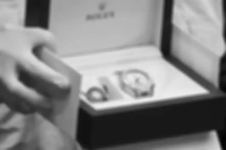 Jam tangan Rolex sebagai barang bukti ditunjukkan saat penyampaian keterangan terkait kasus dugaan suap perizinan budidaya lobster tahun 2020 di Gedung KPK, Jakarta, Kamis (26/11/2020) dini hari.