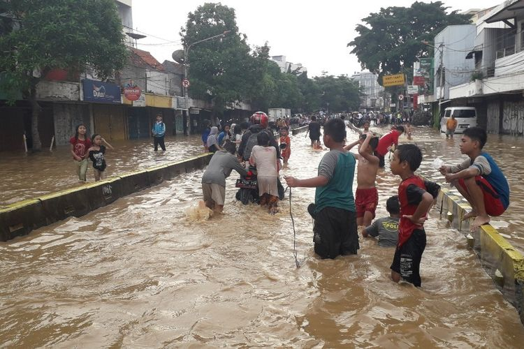 Banjir karena tersumbatnya saluran air buangan, salah satu penyebab yang sering terjadi.