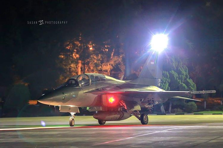 Salah satu pesawat Tempur TNI AU saat melakukan kegiatan terbang malam.(Foto: Sandriani Permani - via Dispen AU))  