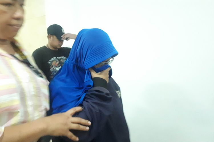 Polda Metro Jaya menangkap menangkap dua perempuan yang diduga merekam dan menyebarkan video HS, tersangka yang mengancam penggal kepala Presiden Joko Widodo, Rabu (15/5/2019).