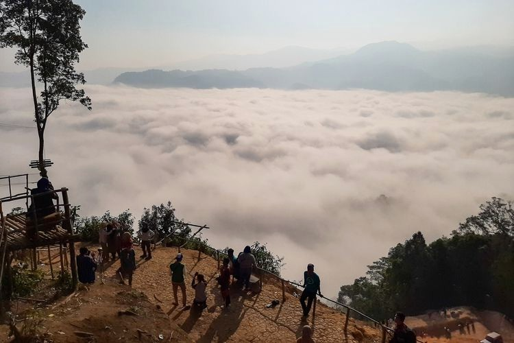 Pesona Negeri di Atas Awan di Desa Citorek Kidul, Kecamatan Cibeber, Kabupaten Lebak, Banten, Minggu (15/9/2019)
