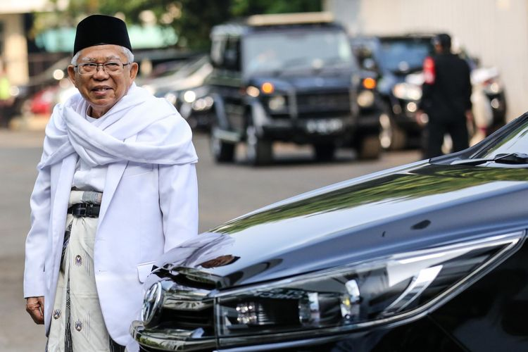 Wapres terpilih Maruf Amin berfoto di belakang mobilnya, apa ya?