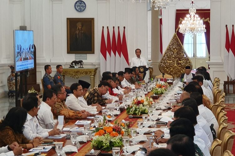 Presiden Joko Widodo mengingatkan kepada jajarannya tak ada visi misi menteri, yang ada hanya visi misi presiden dan wakil presiden. Ini adalah rapat cabinet pertama yang digelar di era Jokowi-Maruf.