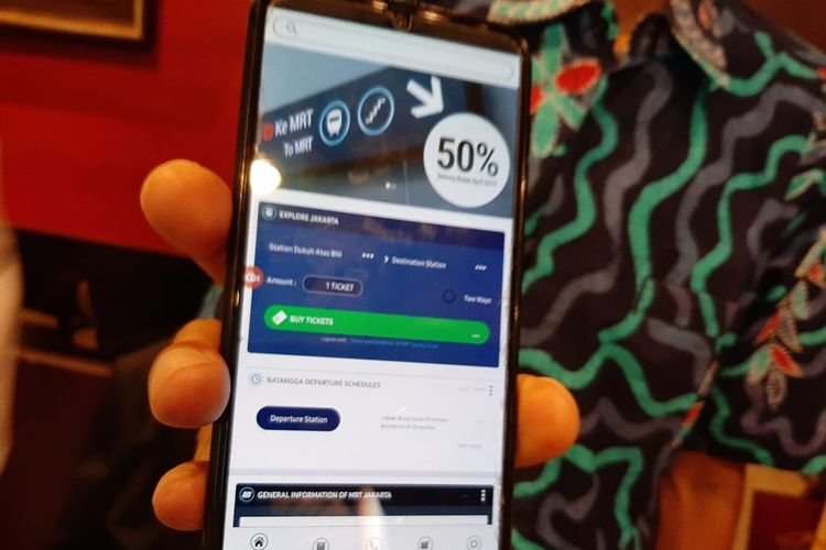 Gambaran aplikasi MRT yang ditunjukkan oleh Dirut PT MRT Jakarta, William Sabandar.
