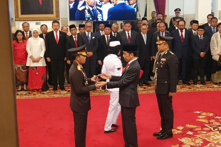 Presiden Joko Widodo melantik Komisaris Idham Azis sebagai Kapolri, Jumat (1.11.2019) pagi. Pelantikan berlangsung di Istana Negara, Jakarta, pukul 09.30 WIB. 